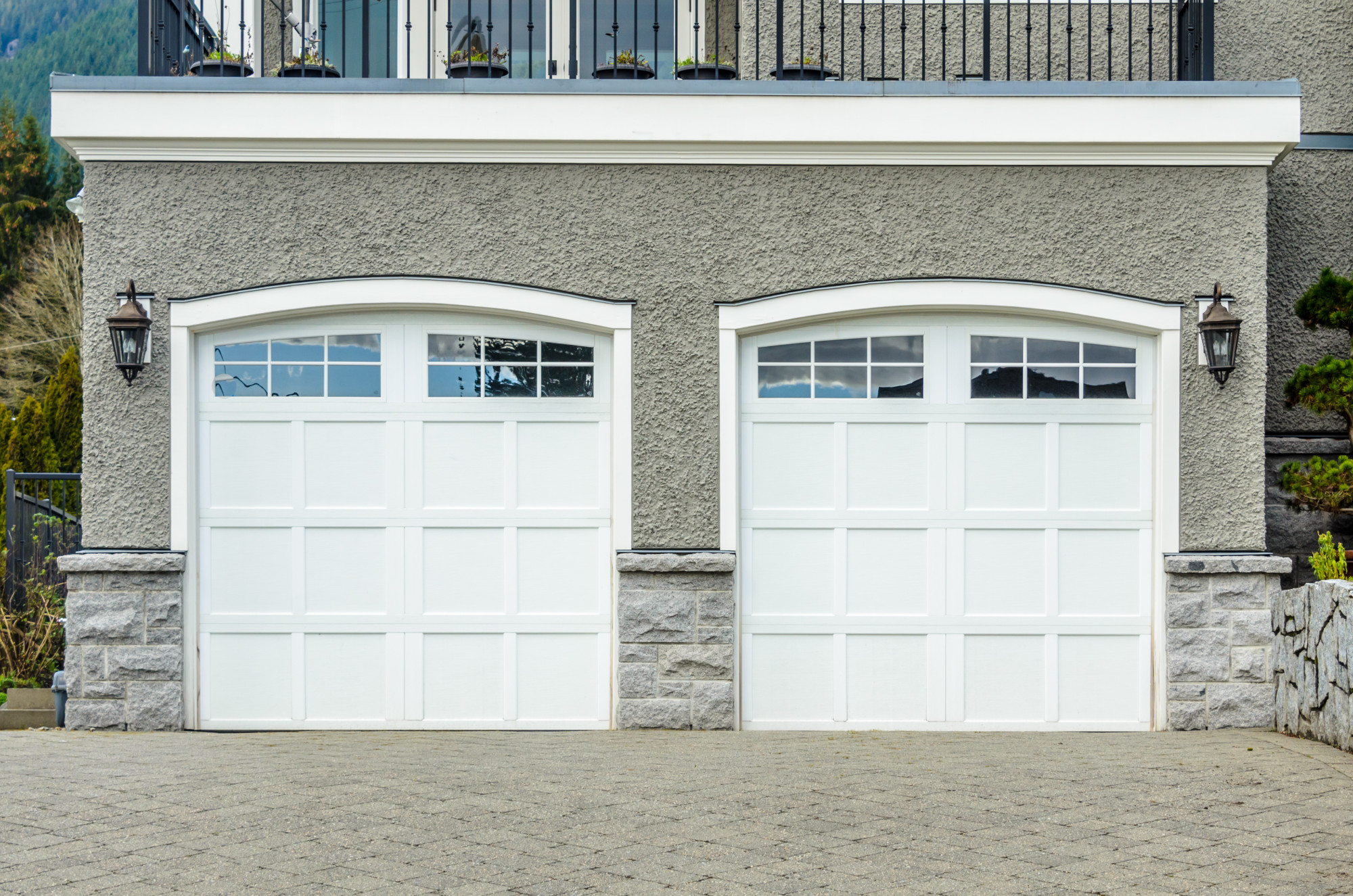 Replacing an old or damage garage door properly requires knowing what not to do. Here are garage door replacement mistakes and how to avoid them.