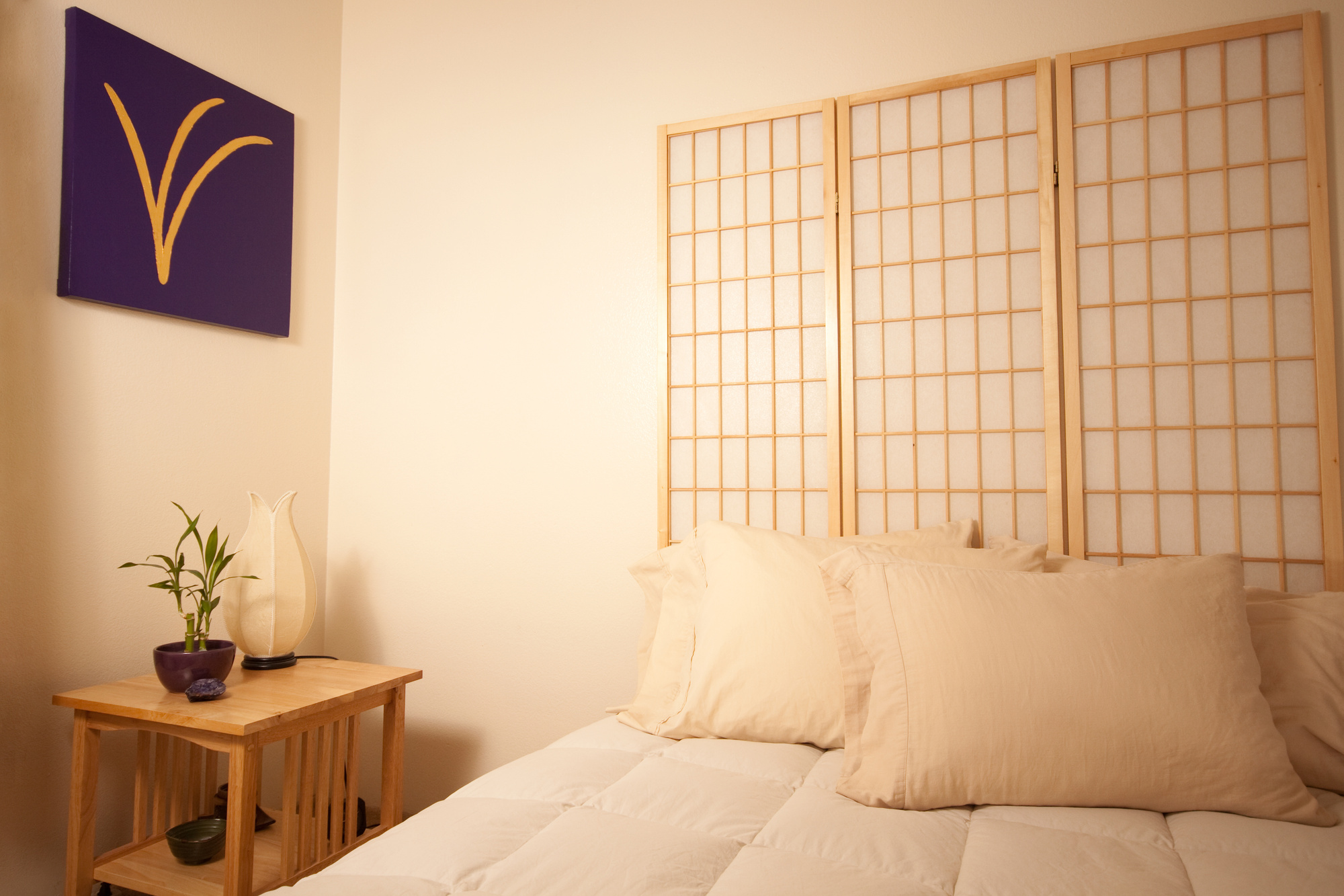 Feng shui is a design principle that helps living spaces feel harmonious. Here's how to use these principles to design a relaxing and zen feng shui bedroom.