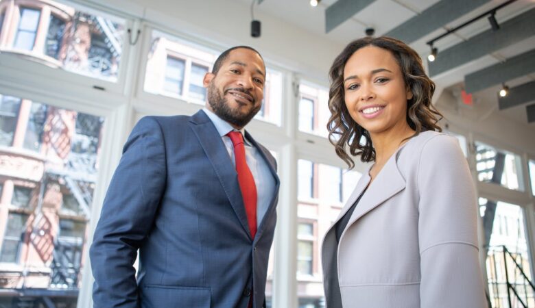 How to Stay Comfortable and Fashionable at Work